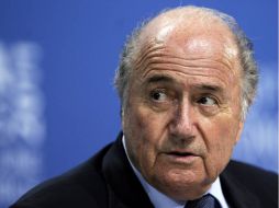 Joseph Blatter aseguró que los insultos racistas se resuelven con un apretón de manos. AFP  /