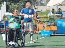 El mexicano José Báez (izq.) derrotó en la final al estadounidense Michael Oris Lukow en tres sets por seis a cero. MEXSPORT  /