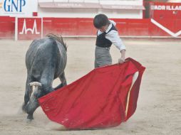 Paco Miramontes ''Lagartijo'', uno de los alumnos más avanzados de la Academia Municipal Taurina de Guadalajara. ESPECIAL  /