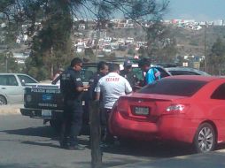 Policías inspeccionan a los revendedoras, a las afueras del estadio.  /