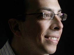 El escritor Jorge Volpi, quien participó en la charla, opina que aunque ya viene la era digital, el papel es indispensable. EFE  /