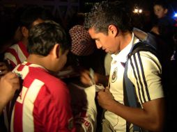 Patricio Araujo tuvo tiempo de repartir algunso autógrafos a su llegada a Querétaro.  /