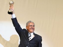 Sonriente y agradecido, así recibió Eric del Castillo la Sphera de Luz que le entregó el Festival Internacional de Cine Tercer Milenio.  /