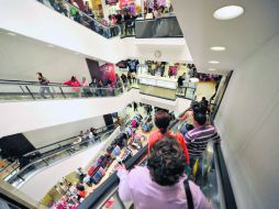 Las tiendas departamentales de la ciudad ofrecieron descuentos atractivos a los consumidores en el primer día de cuatro.  /