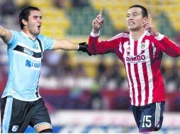 Érick “Cubo” Torres, delantero de Chivas y Liborio Sánchez de los Gallos Blancos buscarán dejar todo en la cancha. MEXSPORT  /