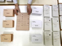 Los distritos electorales españoles ultiman los detalles para la elección de este domingo. EFE  /