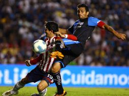 Carlos Bueno remata para el segundo gol de Gallos Blancos sobre la marca de Jonny Magallón. MEXSPORT  /