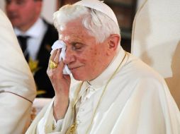 El papa Benedicto XVI durante una visita a los miembros de la comunidad St. Rita Parish en Cotonou, Benin. EFE  /