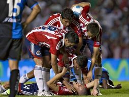Los jugadores de Chivas celebran el gol que los mantiene con vida en la Liguilla ante el Querétaro. MEXSPORT  /