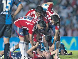 Al momento de anotar el gol, ''Chatón'' se golpeó con el defensa Efraín Cortés por lo que fue auxiliado por sus compañeros. MEXSPORT  /