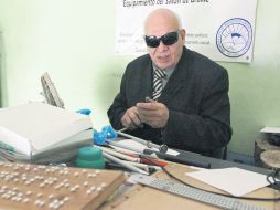 Sebastián Anguiano Manzano perdió la vista a los ocho años en un accidente; ahora es profesor de braille.  /