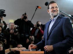 Mariano Rajoy candidato del Partido Popular (PP) al momento de emitir su voto. NOTIMEX  /