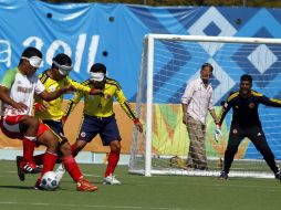 El equipo mexicano no pudo con la zaga colombiana.  /