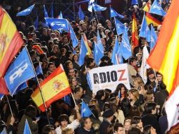 Seguidores del PP celebran frente de las oficinas centrales del partido en Madrid. AFP  /