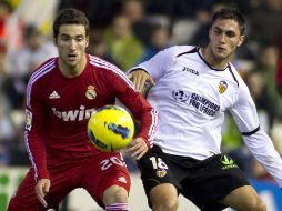 El Madrid reforzó su liderato con un sufrido triunfo en Valencia, Gonzalo Higuain (I) lucha por el balón con Victor Ruiz. AFP  /