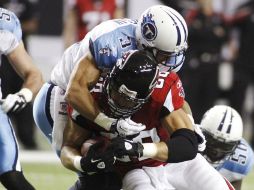 El jugador de Titanes Tony González (D) lucha con Cortland Finnegan de Tenesí durante la primera mitad del encuentro. REUTERS  /