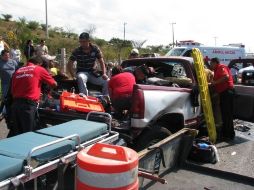 Bomberos y paramédicos acudieron al lugar del accidente, en el municipio de Sayula.  /