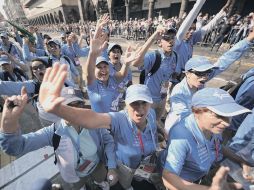 Atletas y colaboradores de los Juegos fueron ovacionados por el público por su participación histórica.  /