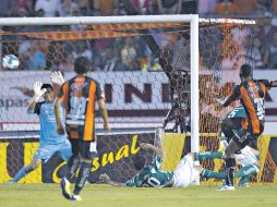 Arizala (der.) dispara para vencer al arquero Oswaldo Sánchez y dar el 2-2 a Jaguares en el último minuto. MEXSPORT  /