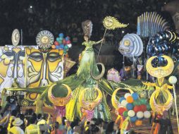 El desfile inspiración del artista de Tlaquepaque, Jalisco, Sergio Bustamante, fue de los más llamativo de la noche.  /