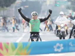 El capitalino Aarón Gordián observa la línea de meta del maratón parapanamericano. EFE  /