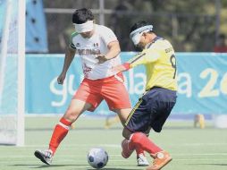 El defensor mexicano Omar Otero disputa la pelota con el atacante colombiano Sebastián Zárate. MEXSPORT  /