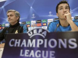 Mourinho y Sahin durante una conferencia de prensa posterior a un entrenamiento. EFE  /