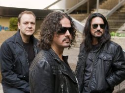 Juan Valdivia (i) (guitarra), Joaquín Cardiel (d) (bajo) y Pedro Andreu (c) (batería) del grupo Héroes del Silencio. EFE  /