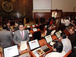 El diputado del PRI, Roberto Marrufo, dice que el Congreso puede ''funcionar'' con 600 empleados. ARCHIVO  /