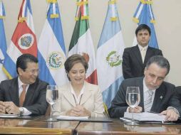 El canciller de El Salvador, Hugo Martínez, la canciller de México, Patricia Espinosa y Bruno Ferrari firman el TLC. EFE  /