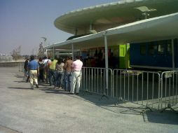 Las taquillas fuera del Omnilife siguen con filas para comprar entradas para el juego del sábado.  /