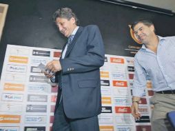 El vicepresidente del equipo, Juan José Frangie, informó sobre la permanencia del equipo en una rueda de prensa.  /