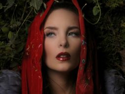 Belinda utilizó diversos atuendos rojos, creación de Annie Lask. ESPECIAL  /