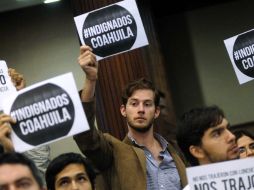 Ayer, un grupo de manifestantes 'Indignados' protestaron en Coahuila por la millonaria deuda estatal.  /