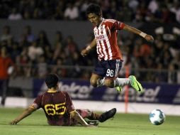 Andrés Flores, de Estudiantes, y William Guzmán (d) de Guadalajara, durante el juego de hoy. MEXSPORT  /