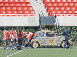 Los jugadores del Rebaño se tomaron fotos con un auto de colección que fue llevado ayer al Omnilife para efectos publicitarios.  /