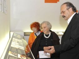 La escritora y luchadora social Elena Poniatowska comenta el contenido con el director de la exposición Alfons Martinell. EFE  /