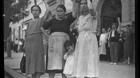'Espectadores en el entierro del general Lukacs' foto de Robert Capa llena de tensión social. EFE  /