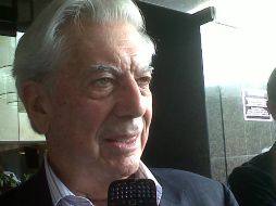 A su llegada, diversos medios lo abordaron para saber su opinión sobre la FIL 2011.  /