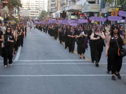 Un grupo de mil 200 mujeres marchan hoy en la avenida más importante de Montevideo en Uruguay. EFE  /