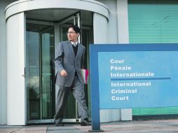 El abogado mexicano, Netzaí Sandoval, al salir de la Corte Penal Internacional con sede en La Haya, Holanda. REUTERS  /