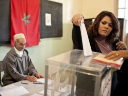 Una mujer vota en un colegio electoral en Rabat, Marruecos. EFE  /