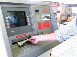 Sugiere preguntar al banco si cuenta con un seguro que cubra asalto a cajeros.  /