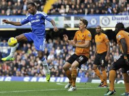 Didier Drogba controla el balón ante los jugadores del Wolves. EFE  /