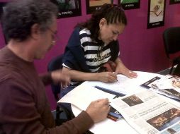 Unas 60 personas presentes dibujan en hojas de papel imprenta diversas imágenes con las que se formarán una nueva lotería.  /