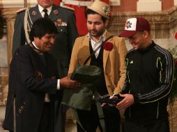 Evo agradeció con unos presentes la visita de Clle 13. EFE  /