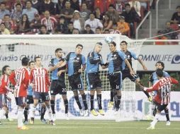 Querétaro, con varios ex chivas como Liborio Sánchez, Adolfo Bautista y Amaury Ponce, pudieron contener el ataque rojiblanco. EFE  /