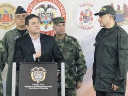 Juan Carlos Pinzón habla en Bogotá, donde confirmó el asesinato de cuatro secuestrados por las FARC. EFE  /