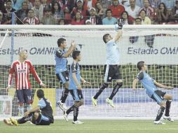 El portero de Querétaro, Liborio Sánchez, ataja una de las tantas aproximaciones que tuvo el Guadalajara durante el partido. EFE  /