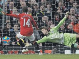 El arquero del Newcastle le desvió sobre la línea un tiro al ''Chicharito'', lo que hubiera sido el 2-1 a favor de los locales. REUTERS  /